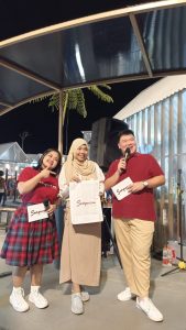Sepertinya ini pula yang membuat Sampoerna mendesain Tabungan Sampoerna Mobile Banking. Aplikasi Sampoerna merupakan layanan perbankan dari Bank Sahabat Sampoerna yang memberikan kemudahan untuk membuka rekening secara online, dan melakukan kegiatan perbankan lainnya kapan saja dan di mana saja. Sangat membantu sekali buat Sobat Zie yang sibuk. Cukup mengaktifkan via online saja. Acara seru ini diresmikan oleh Bapak Yohanes Cristian selaku Branch Manager Bank Sahabat Sampoerna Cabang Surabaya, Bu Oktaviani Laksmi Wardani selaku Landing & Fintech Product & Partnership Division Head, dan Michael Putra Bani, owner Gion Market Creative Hub. Mendengarkan paparan tim Sampoerna, membuat kami ikut menabung juga. Prosesnya mudah dan bonusnya banyak euy.