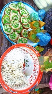 4. Menikmati kuliner Lokal yang Sederhana Tapi Menggoda Jangan lewatkan mencicipi kuliner khas buatan warga. Makanan di sini didominasi oleh hasil laut segar dan bahan pangan lokal. Favorit saya adalah ikan bakar bumbu pesmol, nasi jagung, dan sayur kelor. Semua dimasak dengan cita rasa rumahan yang penuh cinta.