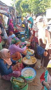 4. Menikmati kuliner Lokal yang Sederhana Tapi Menggoda Jangan lewatkan mencicipi kuliner khas buatan warga. Makanan di sini didominasi oleh hasil laut segar dan bahan pangan lokal. Favorit saya adalah ikan bakar bumbu pesmol, nasi jagung, dan sayur kelor. Semua dimasak dengan cita rasa rumahan yang penuh cinta.