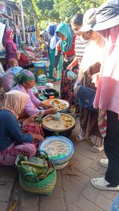 4. Menikmati kuliner Lokal yang Sederhana Tapi Menggoda Jangan lewatkan mencicipi kuliner khas buatan warga. Makanan di sini didominasi oleh hasil laut segar dan bahan pangan lokal. Favorit saya adalah ikan bakar bumbu pesmol, nasi jagung, dan sayur kelor. Semua dimasak dengan cita rasa rumahan yang penuh cinta.