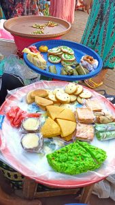 4. Menikmati kuliner Lokal yang Sederhana Tapi Menggoda Jangan lewatkan mencicipi kuliner khas buatan warga. Makanan di sini didominasi oleh hasil laut segar dan bahan pangan lokal. Favorit saya adalah ikan bakar bumbu pesmol, nasi jagung, dan sayur kelor. Semua dimasak dengan cita rasa rumahan yang penuh cinta.