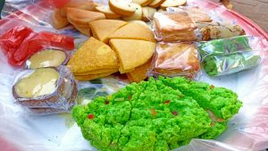 4. Menikmati kuliner Lokal yang Sederhana Tapi Menggoda Jangan lewatkan mencicipi kuliner khas buatan warga. Makanan di sini didominasi oleh hasil laut segar dan bahan pangan lokal. Favorit saya adalah ikan bakar bumbu pesmol, nasi jagung, dan sayur kelor. Semua dimasak dengan cita rasa rumahan yang penuh cinta.