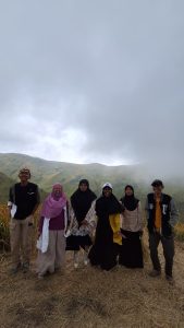 Momen Refleksi: Tentang Perjalanan, Bukan Sekadar Tujuan Di sabana, aku jadi mikir. Hidup kadang mirip perjalanan ke Bukit Premium ini. Kita bisa memilih jalan cepat, praktis, tapi mungkin ada cerita yang terlewat. Atau kita pilih jalan yang lebih susah, lebih lama, tapi di sepanjang jalan kita belajar banyak hal. Aku belajar sabar, belajar menikmati setiap langkah, bahkan belajar tertawa di tengah lelah. Dan yang terpenting, aku merasa lebih “nyambung” dengan alam. Bukit, angin, dan sabana seakan mengajarkan untuk pelan-pelan, menikmati, dan mensyukuri setiap hal kecil. Pulang: Jalan Ditutup, Cerita Bertambah Setelah puas menikmati sabana, aku akhirnya harus turun. Total perjalanan sekitar 12.000 langkah. Alhamdulillah melebihi target harian. Perjalanan pulang tentu lebih mudah karena jalannya menurun, tapi tetap saja lutut dan kaki lumayan protes. Namun kali ini aku sudah nggak peduli. Hati terlalu bahagia, dan pikiranku masih penuh dengan pemandangan cantik tadi. Sesampainya di bawah, aku menengok sebentar ke arah atas. Aku senyum sendiri. “Aku berhasil jalan kaki sampai atas,” batinku bangga. Bukan sekadar sampai, tapi juga membawa pulang banyak cerita Entah mengapa, perjalanan pulang rasanya lebih cepat dan lebih ringan. Alhamdulillah kami berhasil PP jalan kaki alias tanpa naik ojek. Sampai ke parkiran, kami pulang melewati Nongkojajar lagi. Namun, ternyata kami harus berhadapan dengan kejutan: banyak jalan ditutup. Rupanya ada acara lokal, mungkin berkaitan dengan truk-truk sound horeg yang kulihat tadi pagi. Resiko kalau travelling di Bulan Agustus. Wkkwkw.. Kami terpaksa muter lewat jalur lain, lebih panjang, lebih berliku. Awalnya kesal, tapi lama-lama aku tertawa sendiri. “Ya sudah, toh semakin lama di jalan, semakin panjang ceritanya,” batinku. Kadang perjalanan memang suka bercanda dengan kita, memberi kejutan di luar rencana. Jadiii.. yang awalnya kami mau lewat Nongkojajar, jadinya lewat Pakis dan Sawojajar. Langsung masuk tol menuju Surabaya. Bener-bener di luar skenario. Alhamdulillah perjalanan melewati Pakis aman tidak ada jalan ditutup. Keunikan alam Bukit Premium: Hamparan sabana luas yang hijau segar, mirip seperti Bukit Wairinding di Sumba Lanskapnya menghadirkan perbukitan berundak yang dramatis, dengan kabut tipis di pagi hari dan pemandangan Gunung Bromo, Semeru, hingga Arjuno dari kejauhan Cocok banget untuk foto-foto estetik, berburu sunrise atau sunset, piknik ringan, atau bahkan camping ground sederhana Tiket masuk dan parkir murah meriah buat scenery “premium”. Trekking ramah untuk pemula dan anak-anak, cukup landai dan pemandangannya “film alam” beneran Banyak spot instagramable Tips Kecil dari Perjalanan Premium Buat teman-teman yang ingin merasakan perjalanan ke Bukit Premium ala jalan kaki, ada beberapa hal kecil yang bisa jadi bekal: Bawa air minum cukup Percayalah, air mineral bisa jadi lebih nikmat daripada minuman manis apapun setelah tanjakan panjang. Pakai masker Selama perjalanan ada bagian yang penuh debu. Kenakan sepatu atau sandal gunung Jalan tanah dan bebatuan licin kalau habis hujan. Siapkan jaket tipis Udara di atas dingin, terutama pagi atau sore. Bawa snack ringan. Energi ekstra akan sangat berguna. Datang pagi atau sore. Sunrise dan sunset di sini katanya luar biasa. Tanya warga soal kondisi jalan. Siapa tahu ada penutupan jalur, jadi bisa siap dengan alternatif. Perjalanan kali ini mengajarkanku banyak hal. Bahwa premium itu bukan soal uang, tapi soal pengalaman. Premium adalah ketika kita tertawa di tengah capek, ketika kita menemukan keindahan di balik peluh, ketika kita menerima kejutan jalan yang ditutup tanpa mengeluh. Bukit Keciri, sang Sabana Guntur Loreng, mungkin hanya sebuah bukit di Pasuruan. Tapi bagiku, ia adalah guru kecil yang mengingatkan: nikmatilah proses, jangan buru-buru. Karena kadang, justru langkah-langkah paling beratlah yang membuat kita merasa paling hidup. Dan saat aku menoleh sekali lagi ke atas bukit sebelum pulang, aku tersenyum. Perjalanan ini bukan hanya tentang sampai, tapi tentang bagaimana aku melewati semua, dengan kaki yang pegal, hati yang penuh, dan cerita yang kini abadi dalam ingatan.