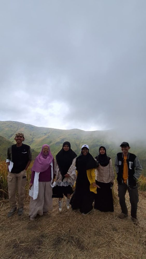 Momen Refleksi: Tentang Perjalanan, Bukan Sekadar Tujuan Di sabana, aku jadi mikir. Hidup kadang mirip perjalanan ke Bukit Premium ini. Kita bisa memilih jalan cepat, praktis, tapi mungkin ada cerita yang terlewat. Atau kita pilih jalan yang lebih susah, lebih lama, tapi di sepanjang jalan kita belajar banyak hal. Aku belajar sabar, belajar menikmati setiap langkah, bahkan belajar tertawa di tengah lelah. Dan yang terpenting, aku merasa lebih “nyambung” dengan alam. Bukit, angin, dan sabana seakan mengajarkan untuk pelan-pelan, menikmati, dan mensyukuri setiap hal kecil. Pulang: Jalan Ditutup, Cerita Bertambah Setelah puas menikmati sabana, aku akhirnya harus turun. Total perjalanan sekitar 12.000 langkah. Alhamdulillah melebihi target harian. Perjalanan pulang tentu lebih mudah karena jalannya menurun, tapi tetap saja lutut dan kaki lumayan protes. Namun kali ini aku sudah nggak peduli. Hati terlalu bahagia, dan pikiranku masih penuh dengan pemandangan cantik tadi. Sesampainya di bawah, aku menengok sebentar ke arah atas. Aku senyum sendiri. “Aku berhasil jalan kaki sampai atas,” batinku bangga. Bukan sekadar sampai, tapi juga membawa pulang banyak cerita Entah mengapa, perjalanan pulang rasanya lebih cepat dan lebih ringan. Alhamdulillah kami berhasil PP jalan kaki alias tanpa naik ojek. Sampai ke parkiran, kami pulang melewati Nongkojajar lagi. Namun, ternyata kami harus berhadapan dengan kejutan: banyak jalan ditutup. Rupanya ada acara lokal, mungkin berkaitan dengan truk-truk sound horeg yang kulihat tadi pagi. Resiko kalau travelling di Bulan Agustus. Wkkwkw.. Kami terpaksa muter lewat jalur lain, lebih panjang, lebih berliku. Awalnya kesal, tapi lama-lama aku tertawa sendiri. “Ya sudah, toh semakin lama di jalan, semakin panjang ceritanya,” batinku. Kadang perjalanan memang suka bercanda dengan kita, memberi kejutan di luar rencana. Jadiii.. yang awalnya kami mau lewat Nongkojajar, jadinya lewat Pakis dan Sawojajar. Langsung masuk tol menuju Surabaya. Bener-bener di luar skenario. Alhamdulillah perjalanan melewati Pakis aman tidak ada jalan ditutup. Keunikan alam Bukit Premium: Hamparan sabana luas yang hijau segar, mirip seperti Bukit Wairinding di Sumba Lanskapnya menghadirkan perbukitan berundak yang dramatis, dengan kabut tipis di pagi hari dan pemandangan Gunung Bromo, Semeru, hingga Arjuno dari kejauhan Cocok banget untuk foto-foto estetik, berburu sunrise atau sunset, piknik ringan, atau bahkan camping ground sederhana Tiket masuk dan parkir murah meriah buat scenery “premium”. Trekking ramah untuk pemula dan anak-anak, cukup landai dan pemandangannya “film alam” beneran Banyak spot instagramable Tips Kecil dari Perjalanan Premium Buat teman-teman yang ingin merasakan perjalanan ke Bukit Premium ala jalan kaki, ada beberapa hal kecil yang bisa jadi bekal: Bawa air minum cukup Percayalah, air mineral bisa jadi lebih nikmat daripada minuman manis apapun setelah tanjakan panjang. Pakai masker Selama perjalanan ada bagian yang penuh debu. Kenakan sepatu atau sandal gunung Jalan tanah dan bebatuan licin kalau habis hujan. Siapkan jaket tipis Udara di atas dingin, terutama pagi atau sore. Bawa snack ringan. Energi ekstra akan sangat berguna. Datang pagi atau sore. Sunrise dan sunset di sini katanya luar biasa. Tanya warga soal kondisi jalan. Siapa tahu ada penutupan jalur, jadi bisa siap dengan alternatif. Perjalanan kali ini mengajarkanku banyak hal. Bahwa premium itu bukan soal uang, tapi soal pengalaman. Premium adalah ketika kita tertawa di tengah capek, ketika kita menemukan keindahan di balik peluh, ketika kita menerima kejutan jalan yang ditutup tanpa mengeluh. Bukit Keciri, sang Sabana Guntur Loreng, mungkin hanya sebuah bukit di Pasuruan. Tapi bagiku, ia adalah guru kecil yang mengingatkan: nikmatilah proses, jangan buru-buru. Karena kadang, justru langkah-langkah paling beratlah yang membuat kita merasa paling hidup. Dan saat aku menoleh sekali lagi ke atas bukit sebelum pulang, aku tersenyum. Perjalanan ini bukan hanya tentang sampai, tapi tentang bagaimana aku melewati semua, dengan kaki yang pegal, hati yang penuh, dan cerita yang kini abadi dalam ingatan.