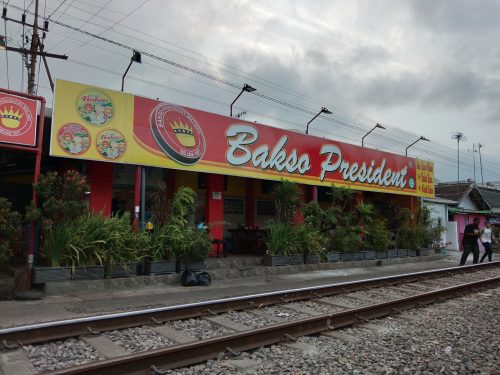 Bakso Presiden Malang: Sensasi Menyantap Bakso di Samping Rel Kereta