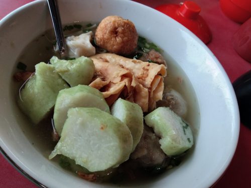 Dengan rasa yang konsisten, lokasi ikonik, dan pengalaman makan yang tidak biasa, rasanya harga ini sangat layak.