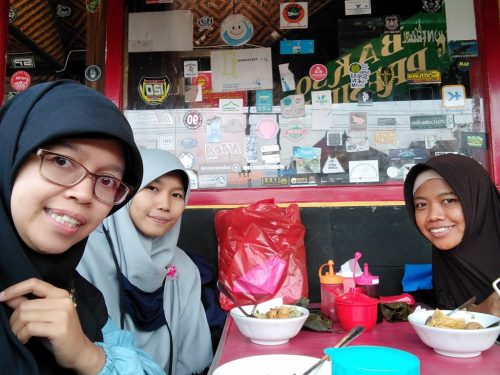 Dengan rasa yang konsisten, lokasi ikonik, dan pengalaman makan yang tidak biasa, rasanya harga ini sangat layak.