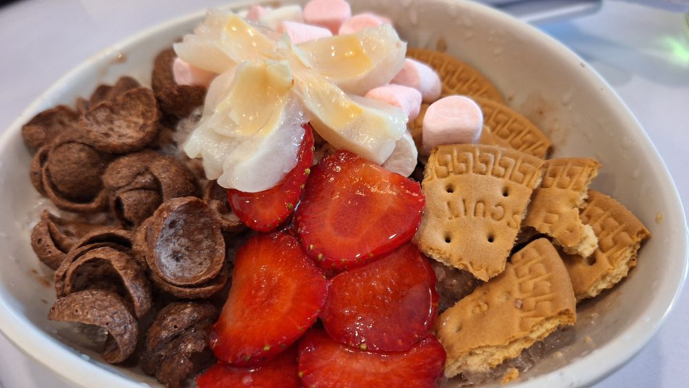  Menu: Taiwanese Food yang Autentik Nah, ini bagian yang paling penting. Papertown dikenal sebagai pelopor Taiwanese food di Malang. sebagai salah satu tempat yang menghadirkan menu khas Taiwan di Malang. Dan bukan sekadar “label”, tapi memang terasa dari cara mereka mengolah rasa. Menu di sini cukup beragam, mulai dari makanan berat sampai camilan khas. Beberapa yang jadi highlight biasanya adalah: Taiwanese Crispy Chicken Beef Noodle Soup Chicken Rice Aneka snack khas Taiwan Yang aku suka, rasa di sini tuh punya karakter. Nggak terlalu “di-Indonesia-kan”, tapi juga nggak terlalu ekstrem. Jadi masih bisa dinikmati oleh banyak orang, termasuk yang baru pertama kali coba makanan Taiwan. Setiap suapan terasa seperti ada cerita—tentang bumbu, tentang teknik masak, tentang bagaimana mereka berusaha mempertahankan keaslian rasa. Bukan sekadar “fusion”, tapi mereka benar-benar berusaha menghadirkan rasa autentik. Bahkan, beberapa bahan dan bumbu disebut langsung didatangkan dari Taiwan supaya rasanya tetap original. Dan ini penting banget—karena banyak tempat yang mengklaim “Asian food”, tapi rasanya sudah terlalu disesuaikan. Semua menu punya karakter rasa yang cukup kuat, tapi tetap bisa diterima lidah Indonesia. Setelah makanan berat, aku lanjut ke dessert dan minuman. Dan ini bagian yang cukup menyenangkan.. Esnya memiliki tekstur super lembut, hampir seperti es krim tapi lebih ringan. Begitu masuk mulut, langsung lumer. Rasanya juga variatif, dari yang fruity sampai yang creamy. Yang menarik, manisnya nggak berlebihan. Jadi tetap enak dinikmati tanpa bikin eneg. Selain itu, mereka juga punya minuman berbasis teh khas Taiwan, termasuk green tea autentik yang rasanya lebih earthy dan nggak terlalu manis. Betewe, satu hal yang bikin Papertown tetap relevan sampai sekarang adalah harganya yang masih cukup terjangkau. Range harga menu di sini relatif bersahabat, bahkan bisa mulai dari kisaran belasan ribu rupiah. Dengan konsep dan rasa yang ditawarkan, menurutku ini value for money banget.