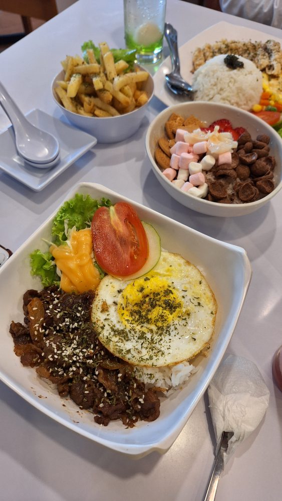 Menu: Taiwanese Food yang Autentik Nah, ini bagian yang paling penting. Papertown dikenal sebagai pelopor Taiwanese food di Malang. sebagai salah satu tempat yang menghadirkan menu khas Taiwan di Malang. Dan bukan sekadar “label”, tapi memang terasa dari cara mereka mengolah rasa. Menu di sini cukup beragam, mulai dari makanan berat sampai camilan khas. Beberapa yang jadi highlight biasanya adalah: Taiwanese Crispy Chicken Beef Noodle Soup Chicken Rice Aneka snack khas Taiwan Yang aku suka, rasa di sini tuh punya karakter. Nggak terlalu “di-Indonesia-kan”, tapi juga nggak terlalu ekstrem. Jadi masih bisa dinikmati oleh banyak orang, termasuk yang baru pertama kali coba makanan Taiwan. Setiap suapan terasa seperti ada cerita—tentang bumbu, tentang teknik masak, tentang bagaimana mereka berusaha mempertahankan keaslian rasa. Bukan sekadar “fusion”, tapi mereka benar-benar berusaha menghadirkan rasa autentik. Bahkan, beberapa bahan dan bumbu disebut langsung didatangkan dari Taiwan supaya rasanya tetap original. Dan ini penting banget—karena banyak tempat yang mengklaim “Asian food”, tapi rasanya sudah terlalu disesuaikan. Semua menu punya karakter rasa yang cukup kuat, tapi tetap bisa diterima lidah Indonesia. Setelah makanan berat, aku lanjut ke dessert dan minuman. Dan ini bagian yang cukup menyenangkan.. Esnya memiliki tekstur super lembut, hampir seperti es krim tapi lebih ringan. Begitu masuk mulut, langsung lumer. Rasanya juga variatif, dari yang fruity sampai yang creamy. Yang menarik, manisnya nggak berlebihan. Jadi tetap enak dinikmati tanpa bikin eneg. Selain itu, mereka juga punya minuman berbasis teh khas Taiwan, termasuk green tea autentik yang rasanya lebih earthy dan nggak terlalu manis. Betewe, satu hal yang bikin Papertown tetap relevan sampai sekarang adalah harganya yang masih cukup terjangkau. Range harga menu di sini relatif bersahabat, bahkan bisa mulai dari kisaran belasan ribu rupiah. Dengan konsep dan rasa yang ditawarkan, menurutku ini value for money banget.