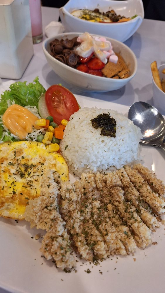  Menu: Taiwanese Food yang Autentik Nah, ini bagian yang paling penting. Papertown dikenal sebagai pelopor Taiwanese food di Malang. sebagai salah satu tempat yang menghadirkan menu khas Taiwan di Malang. Dan bukan sekadar “label”, tapi memang terasa dari cara mereka mengolah rasa. Menu di sini cukup beragam, mulai dari makanan berat sampai camilan khas. Beberapa yang jadi highlight biasanya adalah: Taiwanese Crispy Chicken Beef Noodle Soup Chicken Rice Aneka snack khas Taiwan Yang aku suka, rasa di sini tuh punya karakter. Nggak terlalu “di-Indonesia-kan”, tapi juga nggak terlalu ekstrem. Jadi masih bisa dinikmati oleh banyak orang, termasuk yang baru pertama kali coba makanan Taiwan. Setiap suapan terasa seperti ada cerita—tentang bumbu, tentang teknik masak, tentang bagaimana mereka berusaha mempertahankan keaslian rasa. Bukan sekadar “fusion”, tapi mereka benar-benar berusaha menghadirkan rasa autentik. Bahkan, beberapa bahan dan bumbu disebut langsung didatangkan dari Taiwan supaya rasanya tetap original. Dan ini penting banget—karena banyak tempat yang mengklaim “Asian food”, tapi rasanya sudah terlalu disesuaikan. Semua menu punya karakter rasa yang cukup kuat, tapi tetap bisa diterima lidah Indonesia. Setelah makanan berat, aku lanjut ke dessert dan minuman. Dan ini bagian yang cukup menyenangkan.. Esnya memiliki tekstur super lembut, hampir seperti es krim tapi lebih ringan. Begitu masuk mulut, langsung lumer. Rasanya juga variatif, dari yang fruity sampai yang creamy. Yang menarik, manisnya nggak berlebihan. Jadi tetap enak dinikmati tanpa bikin eneg. Selain itu, mereka juga punya minuman berbasis teh khas Taiwan, termasuk green tea autentik yang rasanya lebih earthy dan nggak terlalu manis. Betewe, satu hal yang bikin Papertown tetap relevan sampai sekarang adalah harganya yang masih cukup terjangkau. Range harga menu di sini relatif bersahabat, bahkan bisa mulai dari kisaran belasan ribu rupiah. Dengan konsep dan rasa yang ditawarkan, menurutku ini value for money banget.