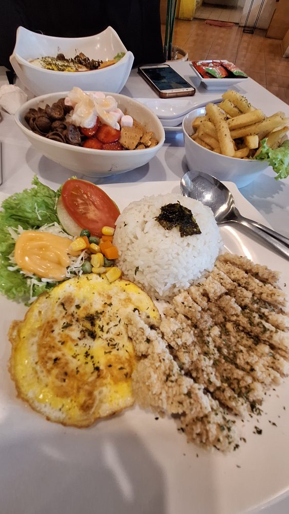  Menu: Taiwanese Food yang Autentik Nah, ini bagian yang paling penting. Papertown dikenal sebagai pelopor Taiwanese food di Malang. sebagai salah satu tempat yang menghadirkan menu khas Taiwan di Malang. Dan bukan sekadar “label”, tapi memang terasa dari cara mereka mengolah rasa. Menu di sini cukup beragam, mulai dari makanan berat sampai camilan khas. Beberapa yang jadi highlight biasanya adalah: Taiwanese Crispy Chicken Beef Noodle Soup Chicken Rice Aneka snack khas Taiwan Yang aku suka, rasa di sini tuh punya karakter. Nggak terlalu “di-Indonesia-kan”, tapi juga nggak terlalu ekstrem. Jadi masih bisa dinikmati oleh banyak orang, termasuk yang baru pertama kali coba makanan Taiwan. Setiap suapan terasa seperti ada cerita—tentang bumbu, tentang teknik masak, tentang bagaimana mereka berusaha mempertahankan keaslian rasa. Bukan sekadar “fusion”, tapi mereka benar-benar berusaha menghadirkan rasa autentik. Bahkan, beberapa bahan dan bumbu disebut langsung didatangkan dari Taiwan supaya rasanya tetap original. Dan ini penting banget—karena banyak tempat yang mengklaim “Asian food”, tapi rasanya sudah terlalu disesuaikan. Semua menu punya karakter rasa yang cukup kuat, tapi tetap bisa diterima lidah Indonesia. Setelah makanan berat, aku lanjut ke dessert dan minuman. Dan ini bagian yang cukup menyenangkan.. Esnya memiliki tekstur super lembut, hampir seperti es krim tapi lebih ringan. Begitu masuk mulut, langsung lumer. Rasanya juga variatif, dari yang fruity sampai yang creamy. Yang menarik, manisnya nggak berlebihan. Jadi tetap enak dinikmati tanpa bikin eneg. Selain itu, mereka juga punya minuman berbasis teh khas Taiwan, termasuk green tea autentik yang rasanya lebih earthy dan nggak terlalu manis. Betewe, satu hal yang bikin Papertown tetap relevan sampai sekarang adalah harganya yang masih cukup terjangkau. Range harga menu di sini relatif bersahabat, bahkan bisa mulai dari kisaran belasan ribu rupiah. Dengan konsep dan rasa yang ditawarkan, menurutku ini value for money banget.