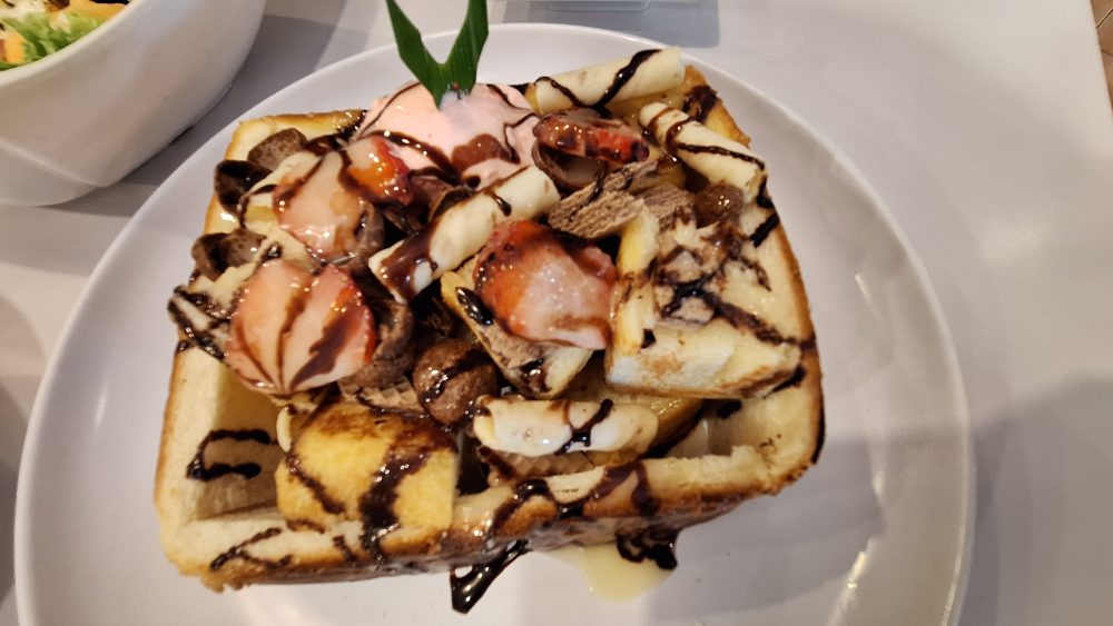  Menu: Taiwanese Food yang Autentik Nah, ini bagian yang paling penting. Papertown dikenal sebagai pelopor Taiwanese food di Malang. sebagai salah satu tempat yang menghadirkan menu khas Taiwan di Malang. Dan bukan sekadar “label”, tapi memang terasa dari cara mereka mengolah rasa. Menu di sini cukup beragam, mulai dari makanan berat sampai camilan khas. Beberapa yang jadi highlight biasanya adalah: Taiwanese Crispy Chicken Beef Noodle Soup Chicken Rice Aneka snack khas Taiwan Yang aku suka, rasa di sini tuh punya karakter. Nggak terlalu “di-Indonesia-kan”, tapi juga nggak terlalu ekstrem. Jadi masih bisa dinikmati oleh banyak orang, termasuk yang baru pertama kali coba makanan Taiwan. Setiap suapan terasa seperti ada cerita—tentang bumbu, tentang teknik masak, tentang bagaimana mereka berusaha mempertahankan keaslian rasa. Bukan sekadar “fusion”, tapi mereka benar-benar berusaha menghadirkan rasa autentik. Bahkan, beberapa bahan dan bumbu disebut langsung didatangkan dari Taiwan supaya rasanya tetap original. Dan ini penting banget—karena banyak tempat yang mengklaim “Asian food”, tapi rasanya sudah terlalu disesuaikan. Semua menu punya karakter rasa yang cukup kuat, tapi tetap bisa diterima lidah Indonesia. Setelah makanan berat, aku lanjut ke dessert dan minuman. Dan ini bagian yang cukup menyenangkan.. Esnya memiliki tekstur super lembut, hampir seperti es krim tapi lebih ringan. Begitu masuk mulut, langsung lumer. Rasanya juga variatif, dari yang fruity sampai yang creamy. Yang menarik, manisnya nggak berlebihan. Jadi tetap enak dinikmati tanpa bikin eneg. Selain itu, mereka juga punya minuman berbasis teh khas Taiwan, termasuk green tea autentik yang rasanya lebih earthy dan nggak terlalu manis. Betewe, satu hal yang bikin Papertown tetap relevan sampai sekarang adalah harganya yang masih cukup terjangkau. Range harga menu di sini relatif bersahabat, bahkan bisa mulai dari kisaran belasan ribu rupiah. Dengan konsep dan rasa yang ditawarkan, menurutku ini value for money banget.