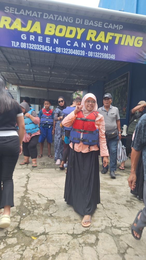 Menatap “Hujan Abadi” di Green Canyon: Destinasi Paling Estetik di Jawa Barat.