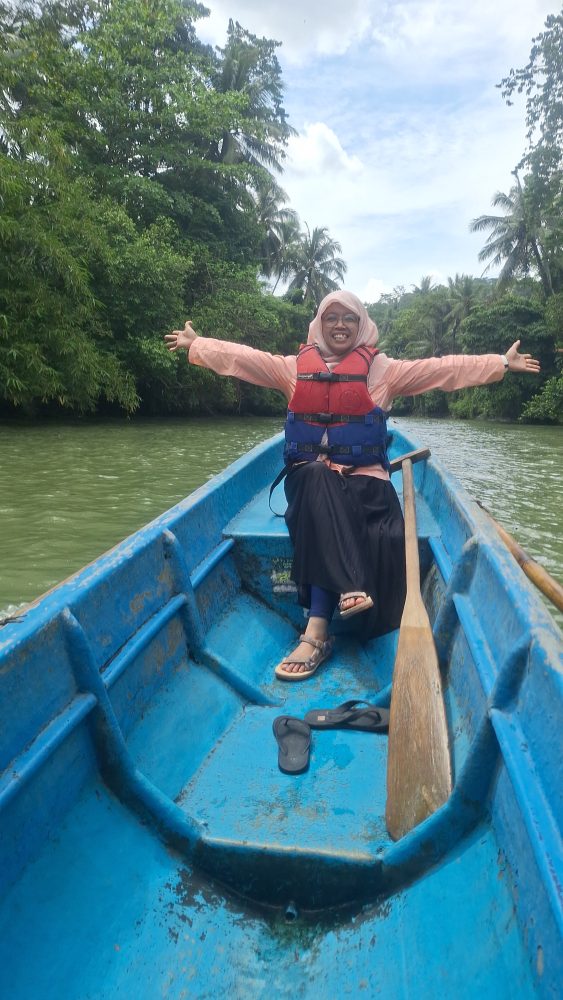 Menatap “Hujan Abadi” di Green Canyon: Destinasi Paling Estetik di Jawa Barat.