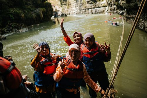 Menatap "Hujan Abadi" di Green Canyon: Destinasi Paling Estetik di Jawa Barat.