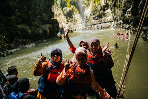Menatap "Hujan Abadi" di Green Canyon: Destinasi Paling Estetik di Jawa Barat.