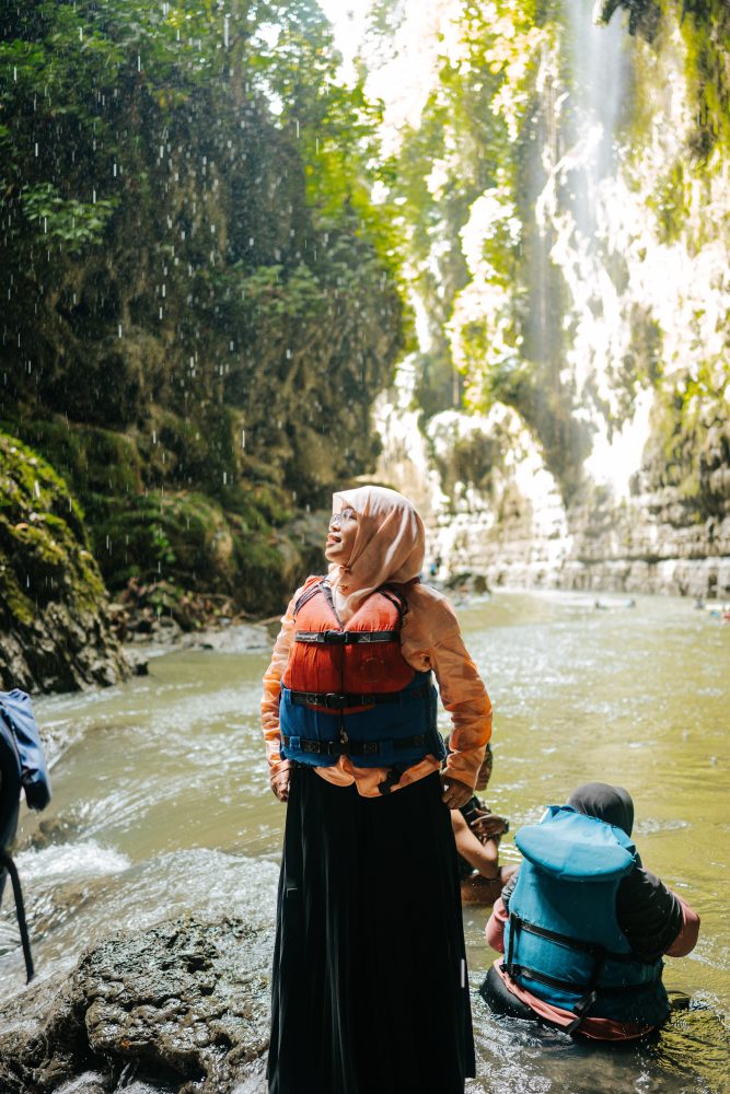 Menatap "Hujan Abadi" di Green Canyon: Destinasi Paling Estetik di Jawa Barat.