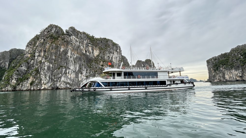 Menikmati Cruise di Ha Long Bay Vietnam: Pengalaman Menyusuri Keajaiban Alam Warisan Dunia
