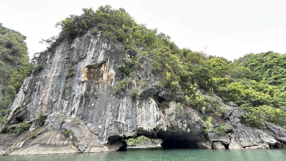 Menikmati Cruise di Ha Long Bay Vietnam: Pengalaman Menyusuri Keajaiban Alam Warisan Dunia