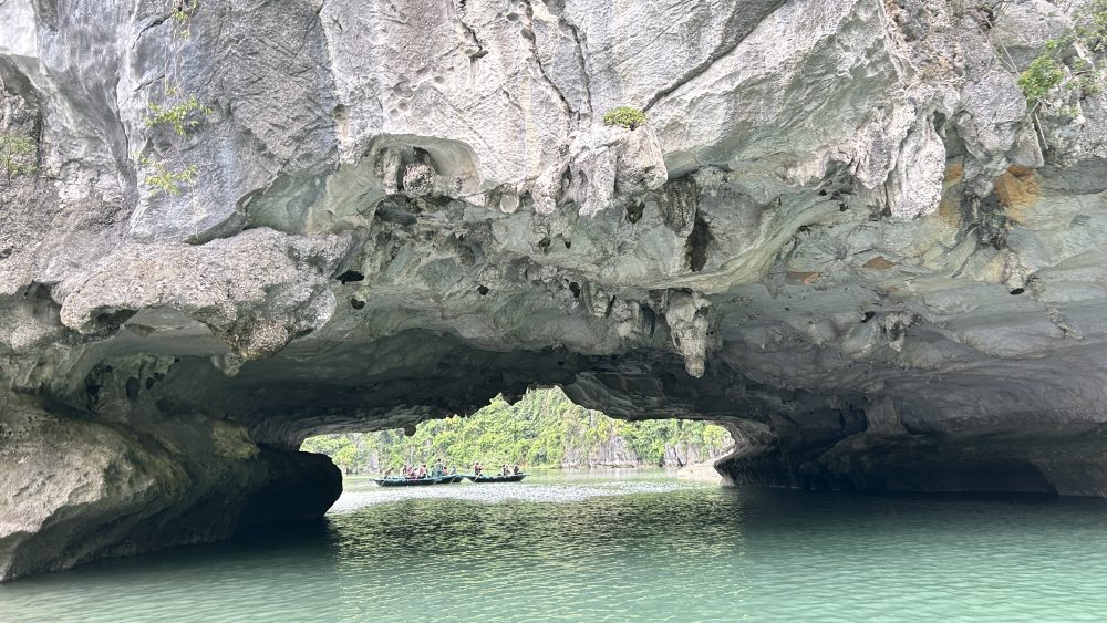 Menikmati Cruise di Ha Long Bay Vietnam: Pengalaman Menyusuri Keajaiban Alam Warisan Dunia