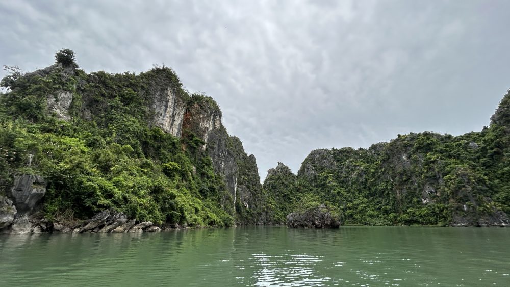 Menikmati Cruise di Ha Long Bay Vietnam: Pengalaman Menyusuri Keajaiban Alam Warisan Dunia