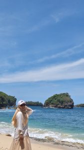 Healing ke Pantai Peh Pulo Blitar: Angin Laut dan Momen Bersama Keluarga
