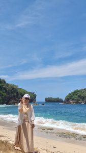 Healing ke Pantai Peh Pulo Blitar: Angin Laut dan Momen Bersama Keluarga