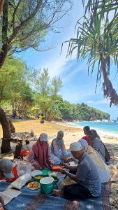 Healing ke Pantai Peh Pulo Blitar: Angin Laut dan Momen Bersama Keluarga