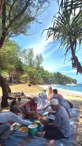Healing ke Pantai Peh Pulo Blitar: Angin Laut dan Momen Bersama Keluarga