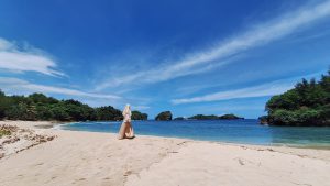 Healing ke Pantai Peh Pulo Blitar: Angin Laut dan Momen Bersama Keluarga