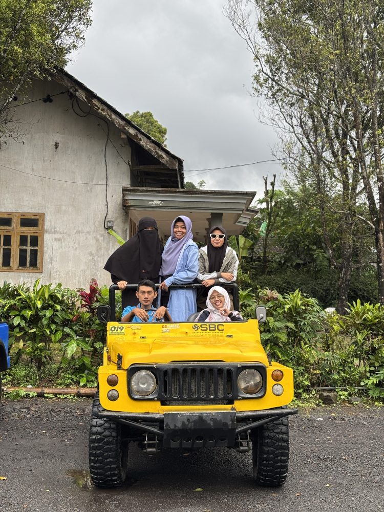 Lava Tour Semeru: Off-Road Seru Menyusuri Jalur Aliran Lava dengan Jeep